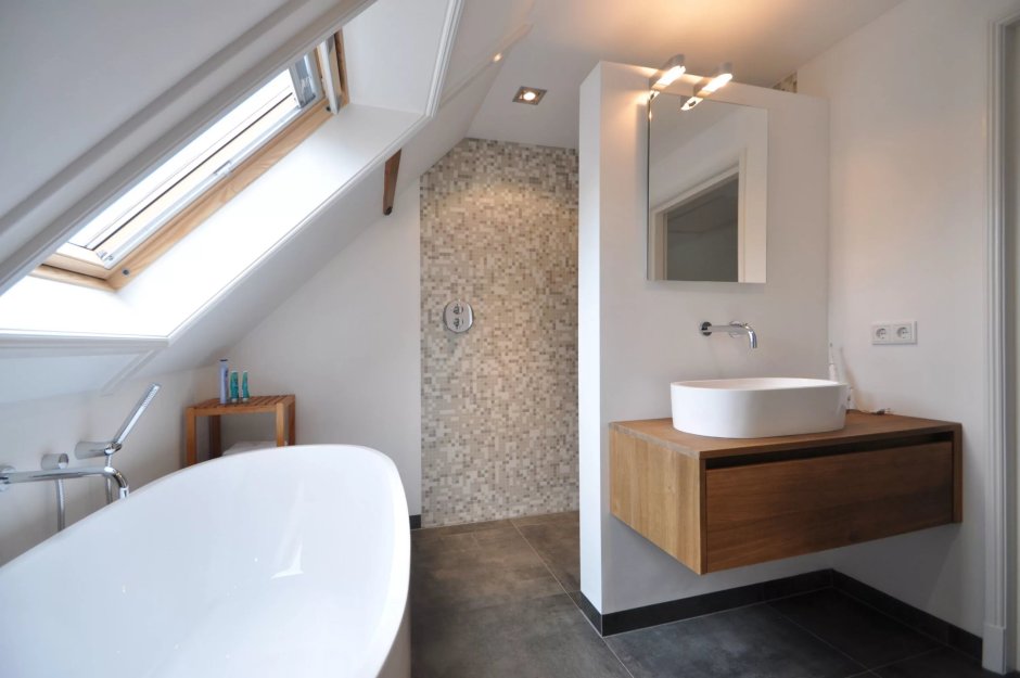 Ванная комната в мансарде