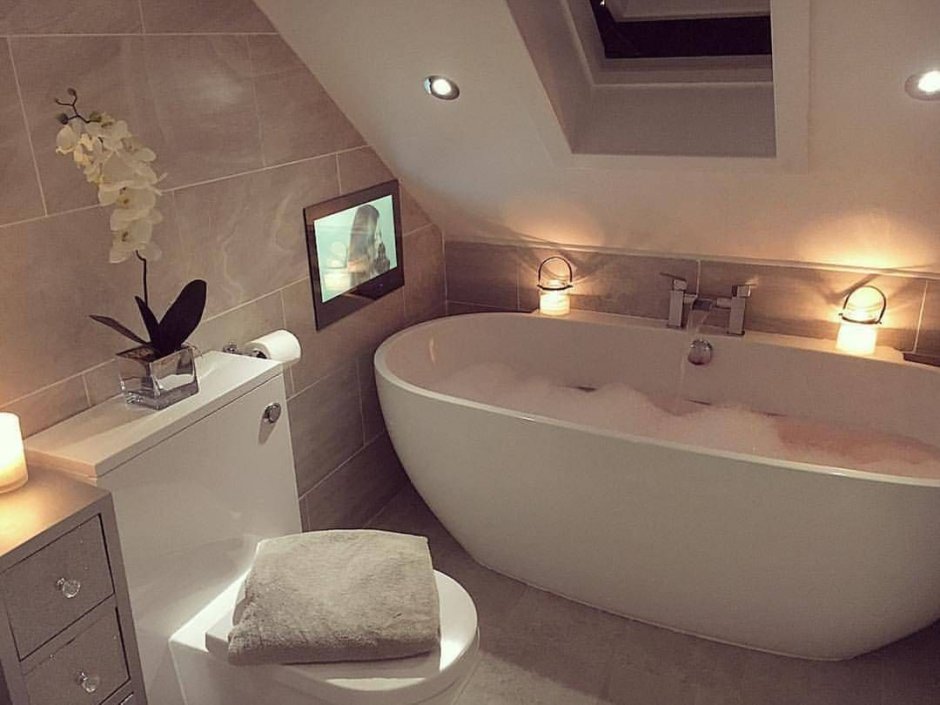 Ванная комната с мансардной крышей