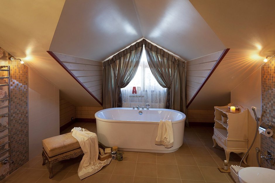 Ванная с мансардным окном