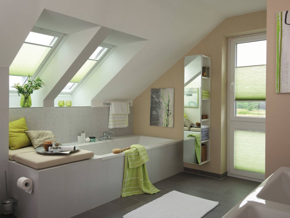 Ванна в мансардной комнате