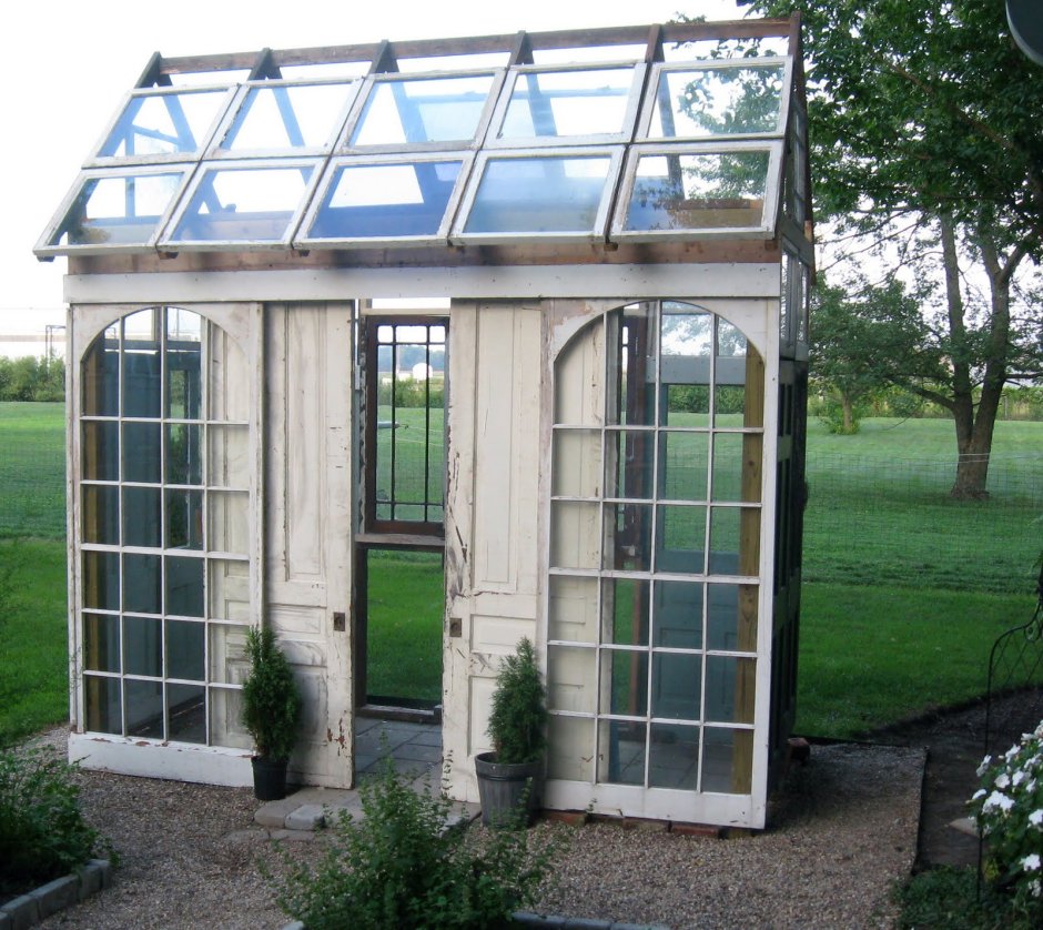 Теплица из больших оконных дверей