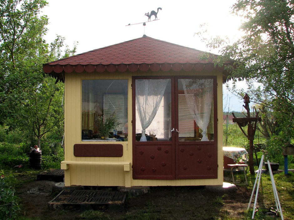 Беседка из старых окон