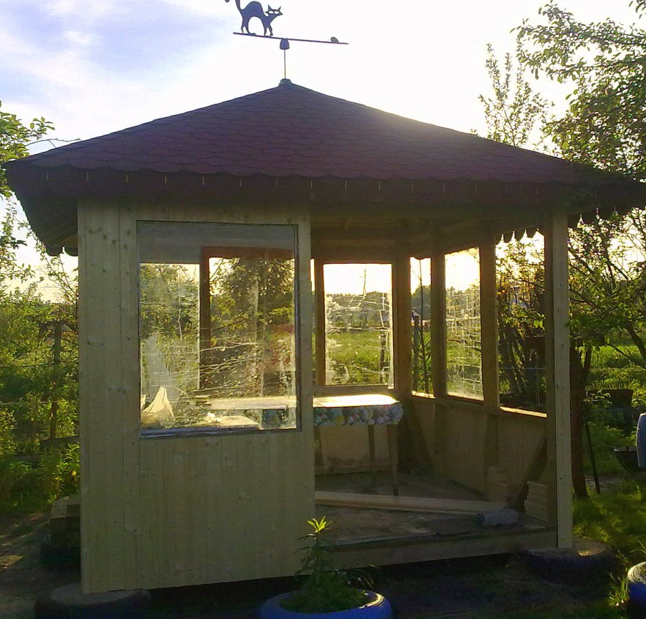Беседка из досок и старых окон