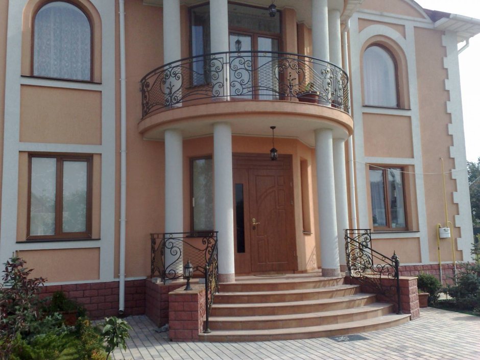 Балкон над крыльцом в частном доме