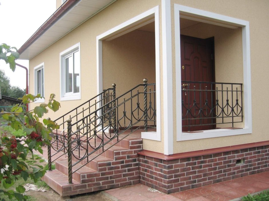 Крыльцо с балконом в частном доме