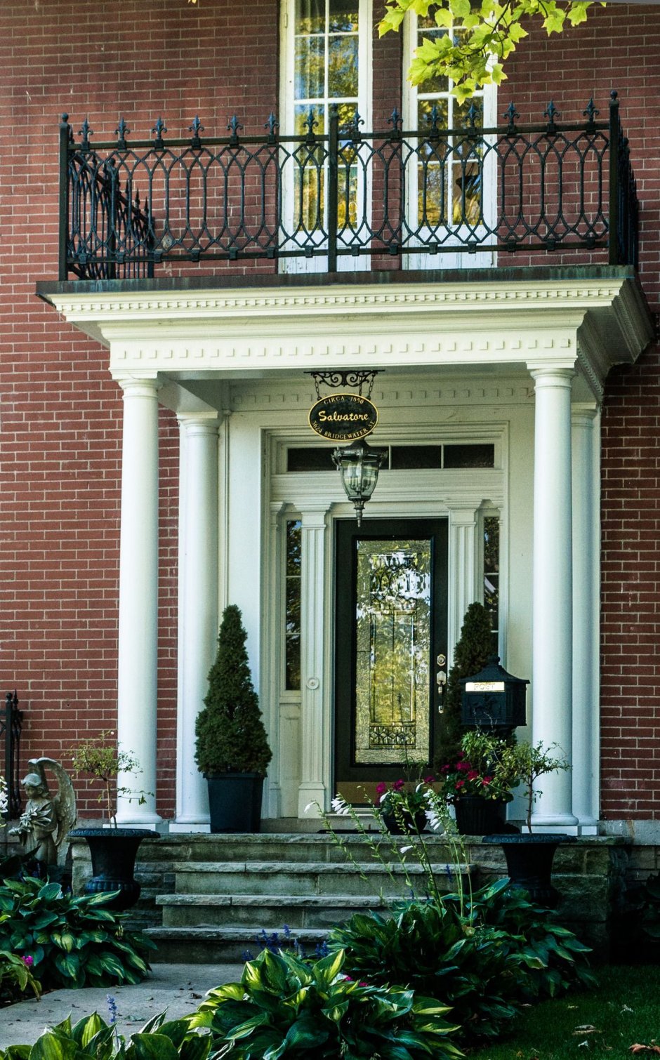 Парадное крыльцо в частном доме