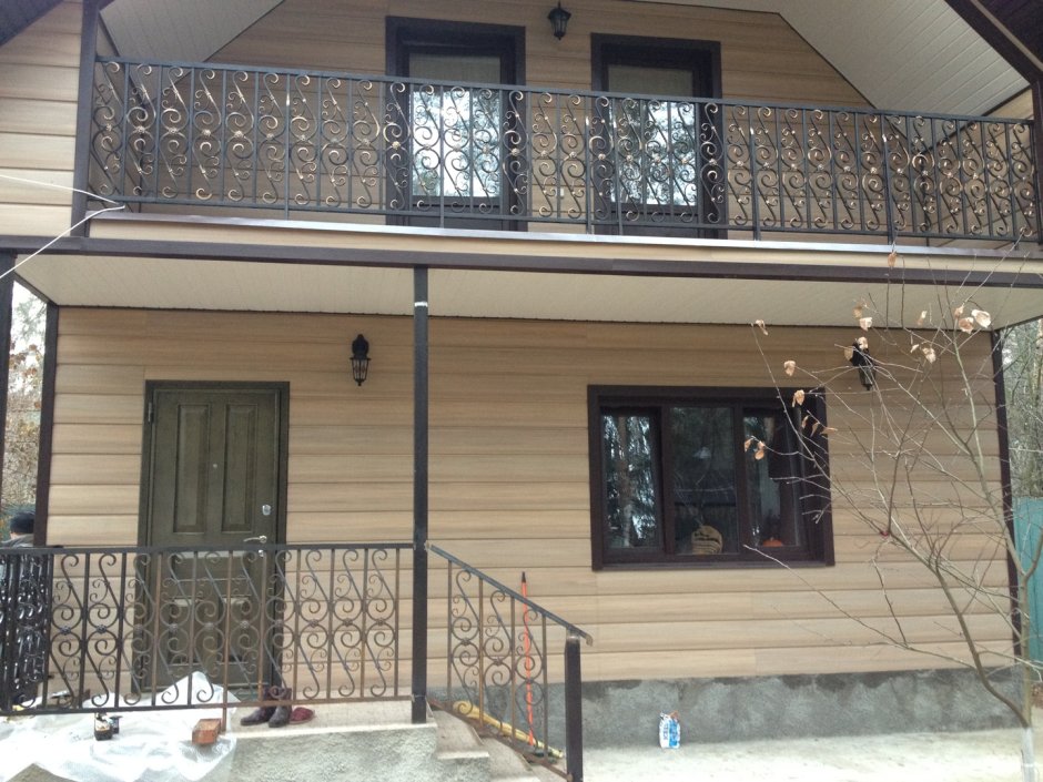 Балкон над крыльцом