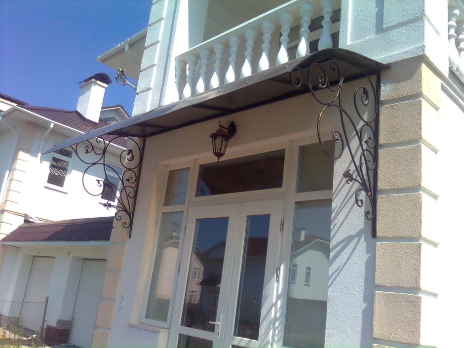 Козырьки у дверей с перилами