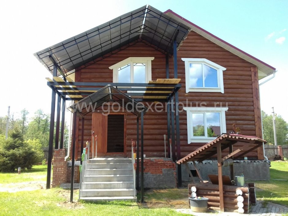 Крыльцо с балконом