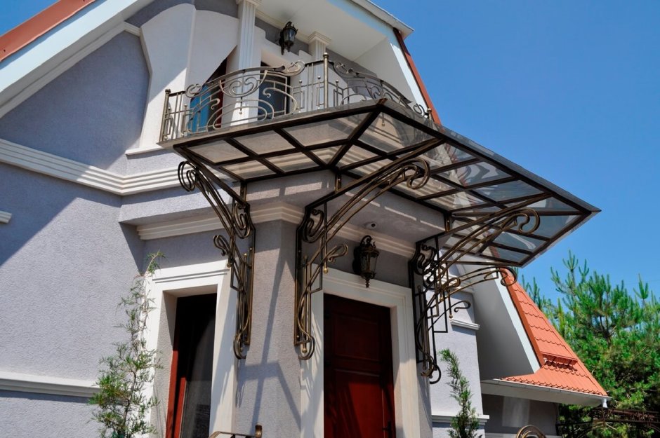Навес над балконом
