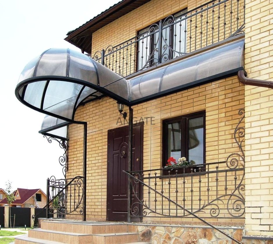 Высокое крыльцо с навесом