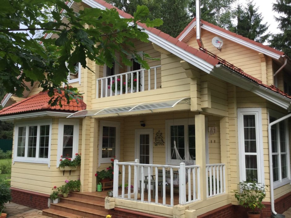 Балкон над крыльцом