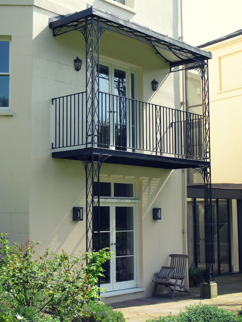 Балкон над крыльцом