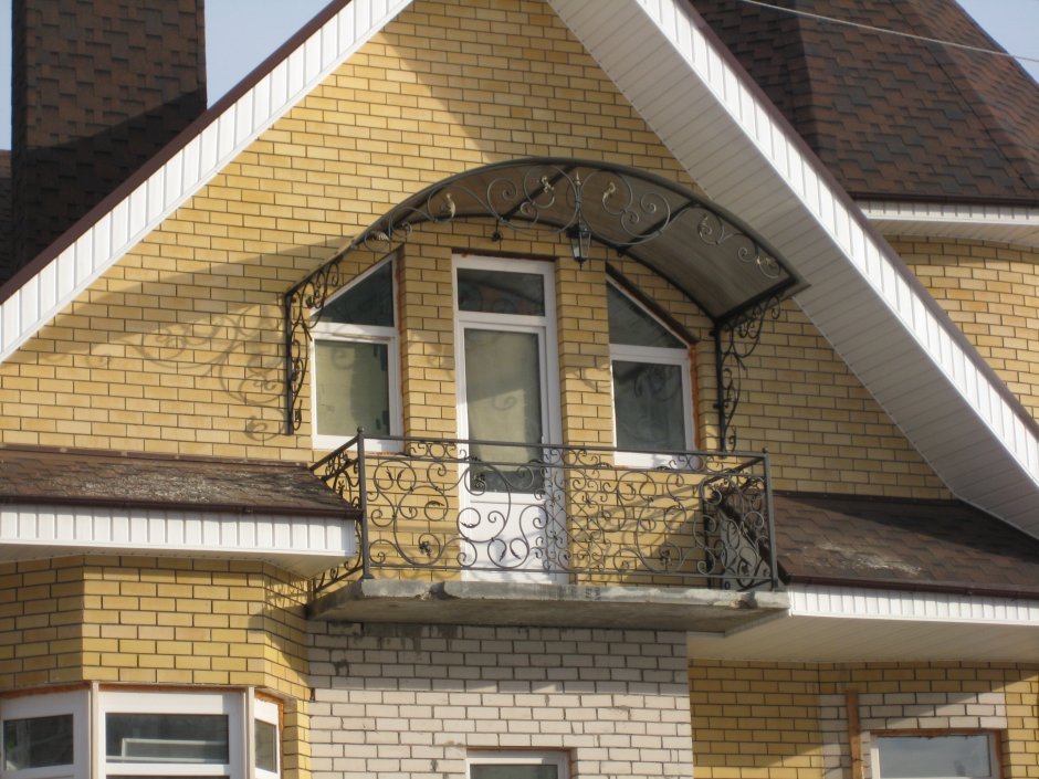 Навес над балконом в частном доме