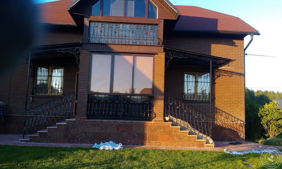 Крыльцо с балконом в частном доме