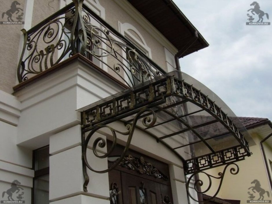 Кованый козырек над балконом