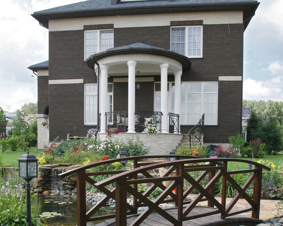 Крыльцо для частного дома с эркером