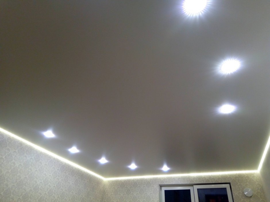 Парящий потолок с лампочками