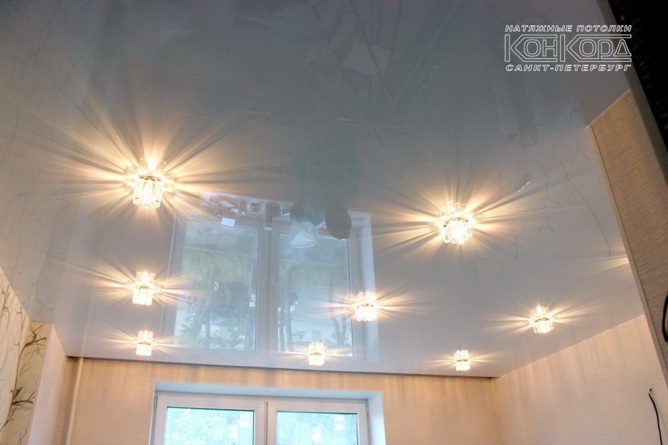 Натяжные потолки из 8 лампочек в комнате