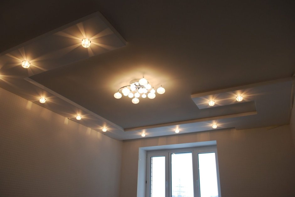 Натяжной потолок в зал с точечными светильниками