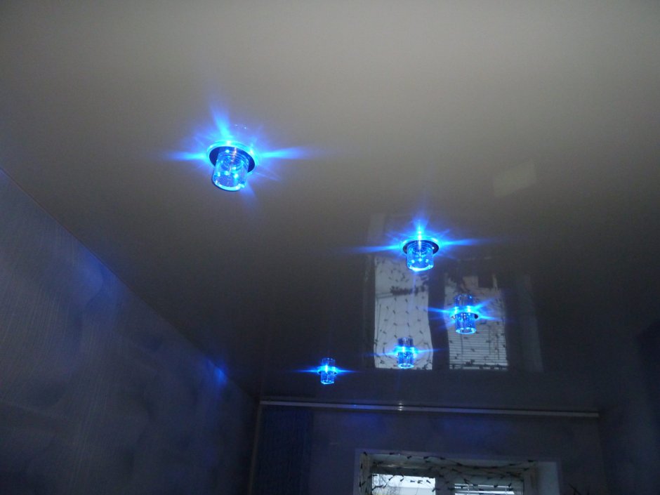 Натяжной потолок голубой со светильниками