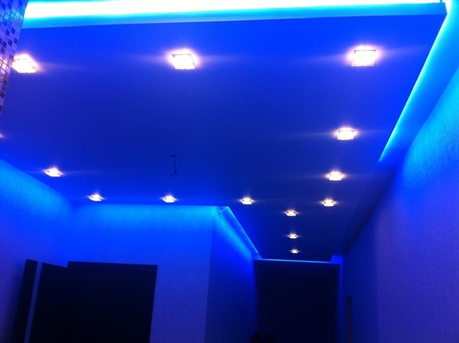 Потолок с голубой подсветкой