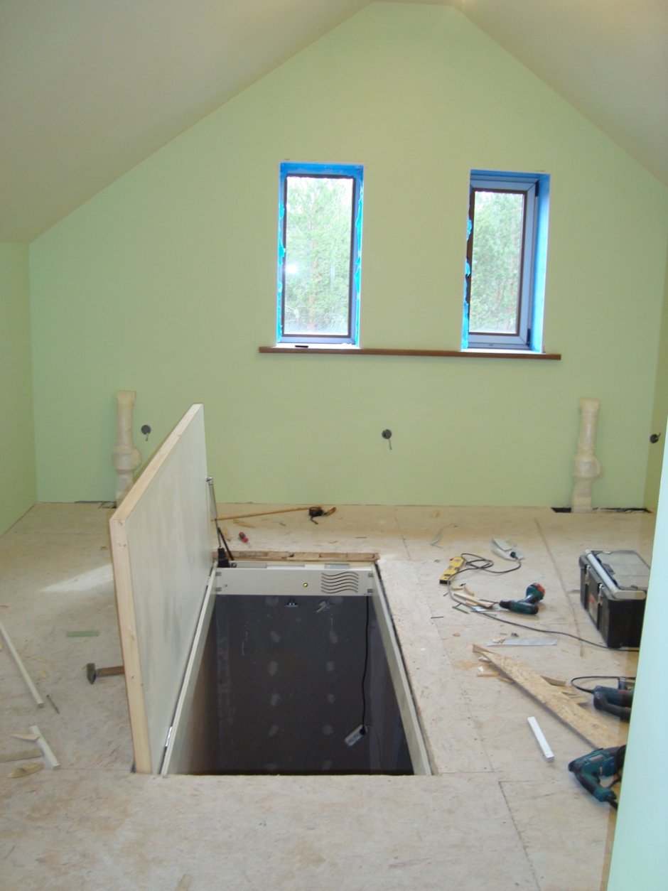 Дверь в подполье в частном доме