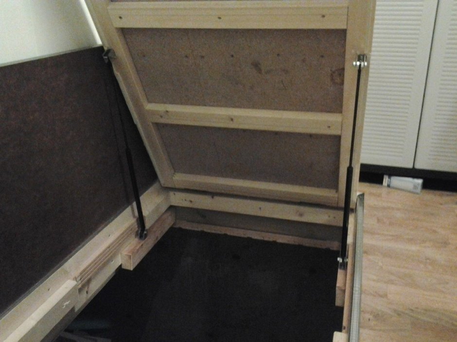 Газлифт для люка на чердак