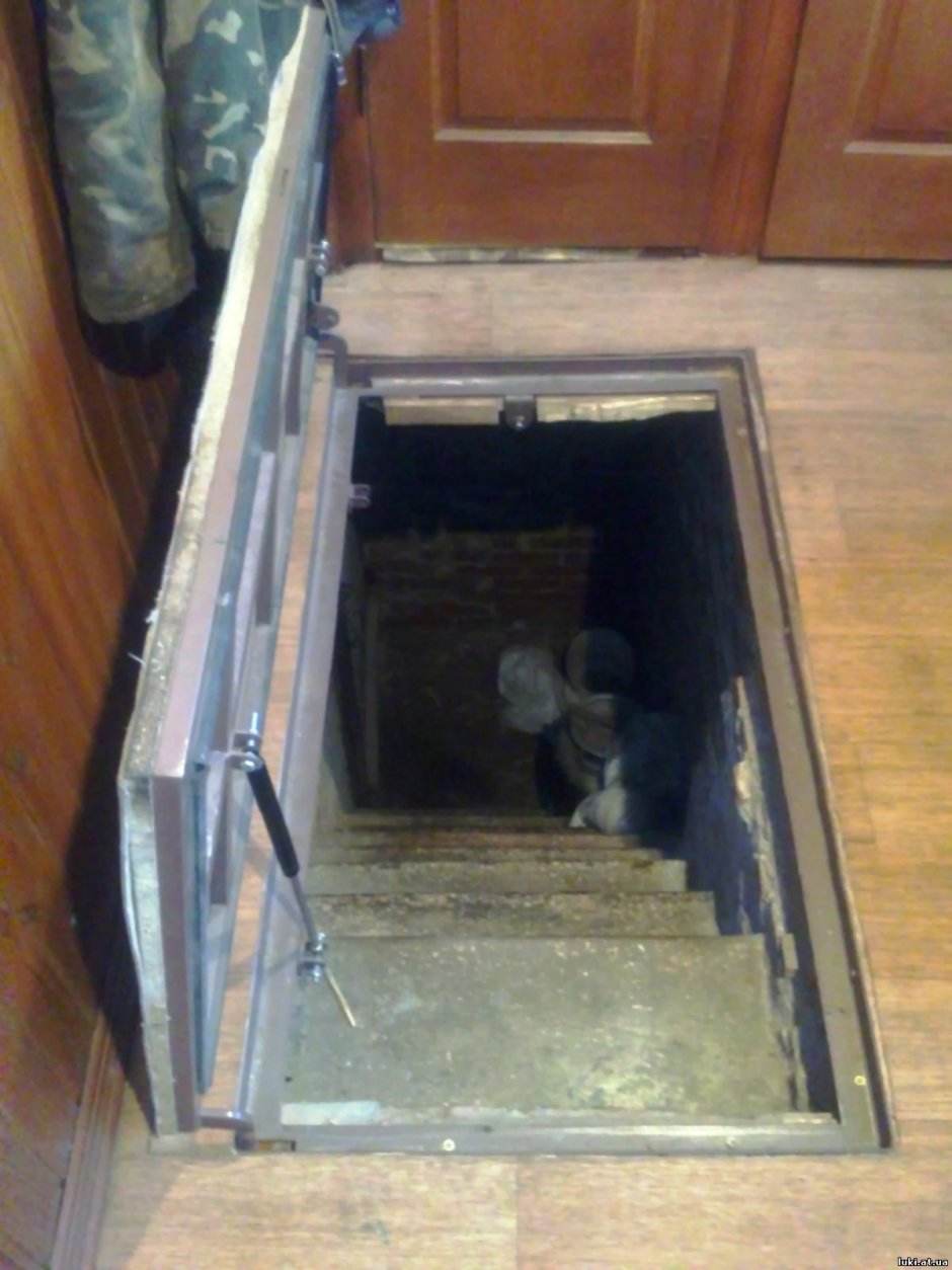 Стеклянный люк в подвал