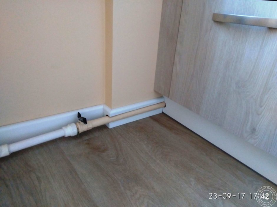 Плинтус для труб отопления Герц