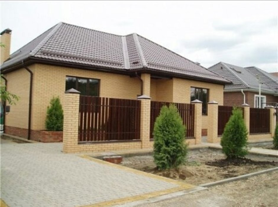 Одноэтажный дом с желтого кирпича