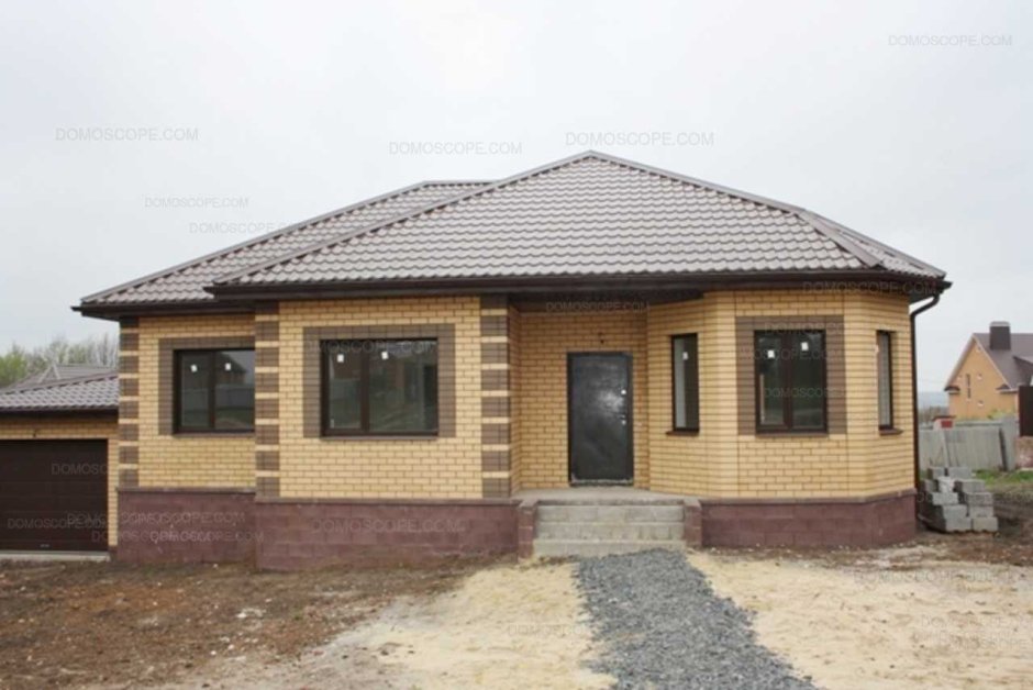 Одноэтажный дом из желтого кирпича