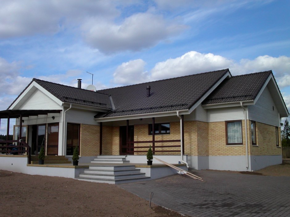 Коричневый одноэтажный дом