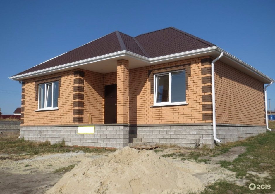 Одноэтажный кирпичный дом солома