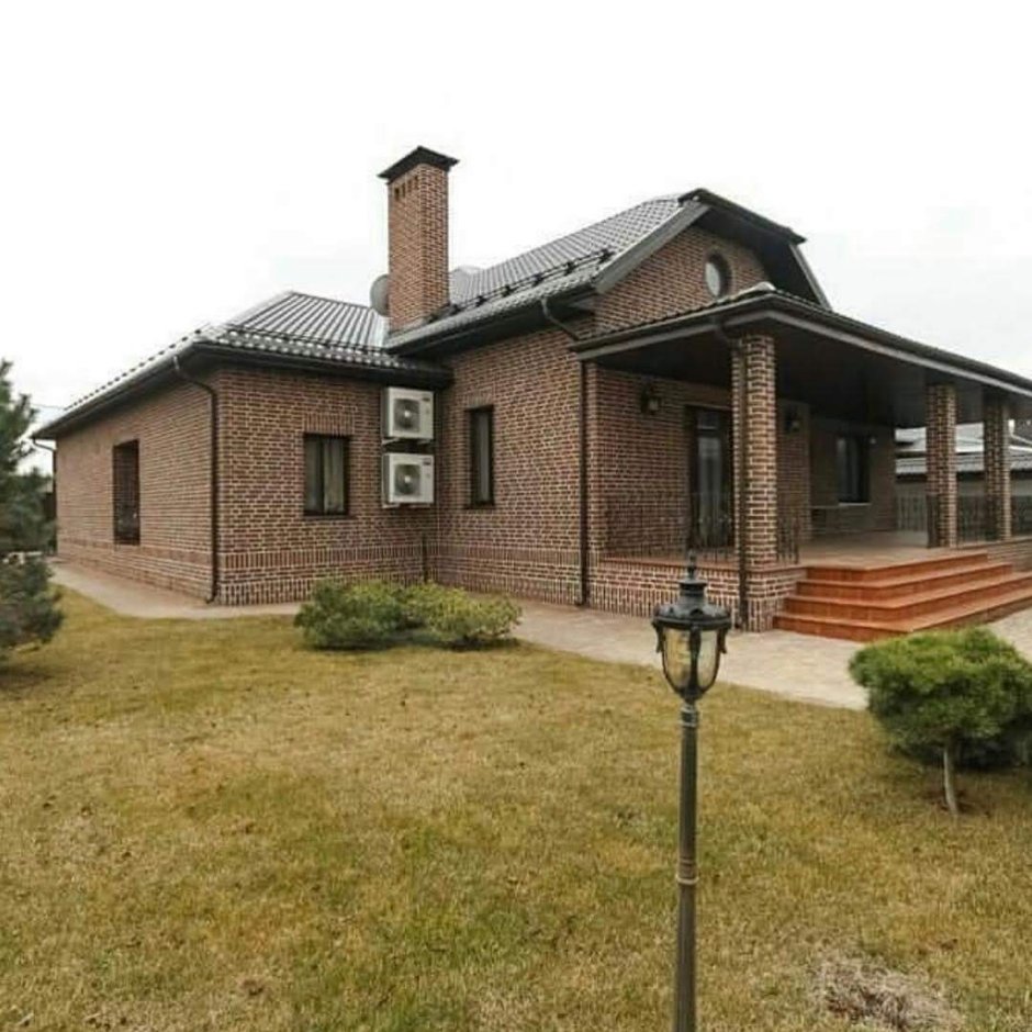 Одноэтажный дом коричневый кирпич