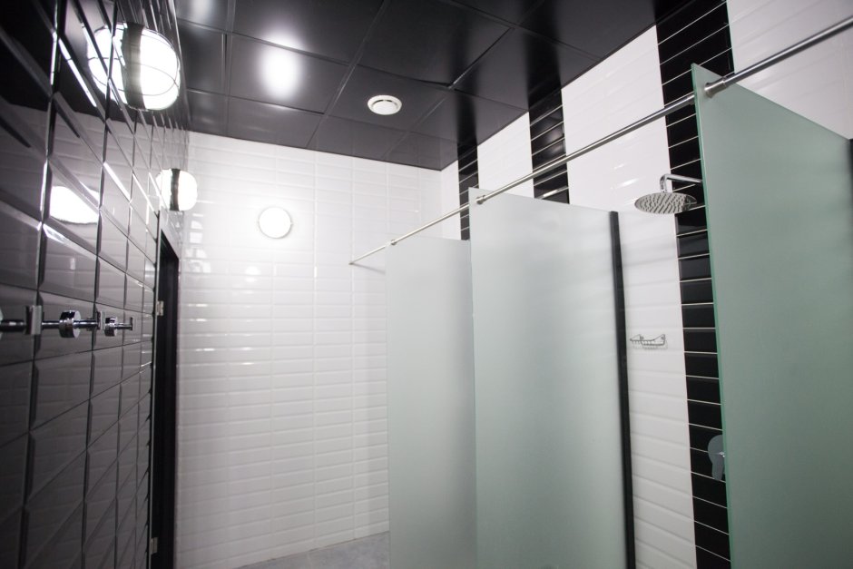 Узкая душевая комната