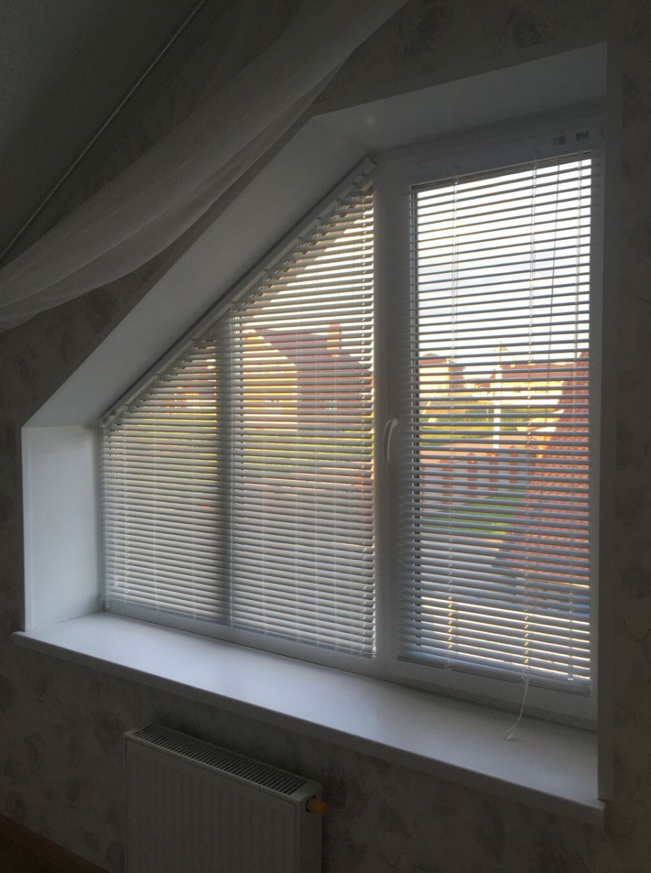 Рулонные шторы на треугольные окна