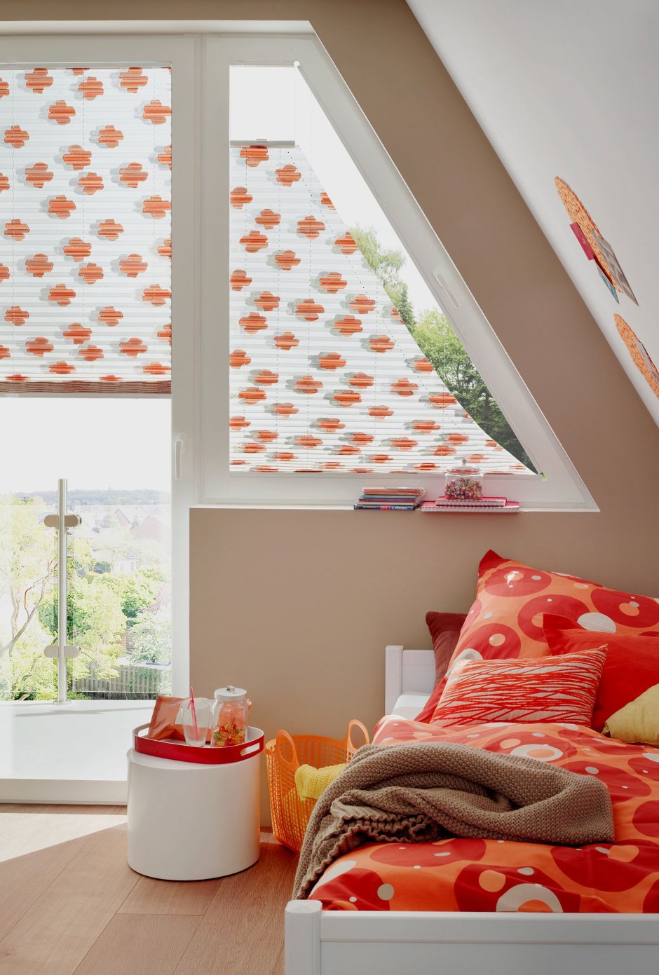 Рулонные шторы на треугольные окна