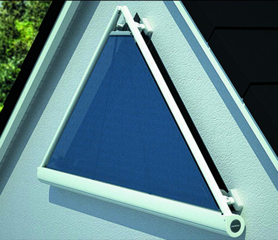 Вертикальные жалюзи на мансардные окна со скошенным потолком