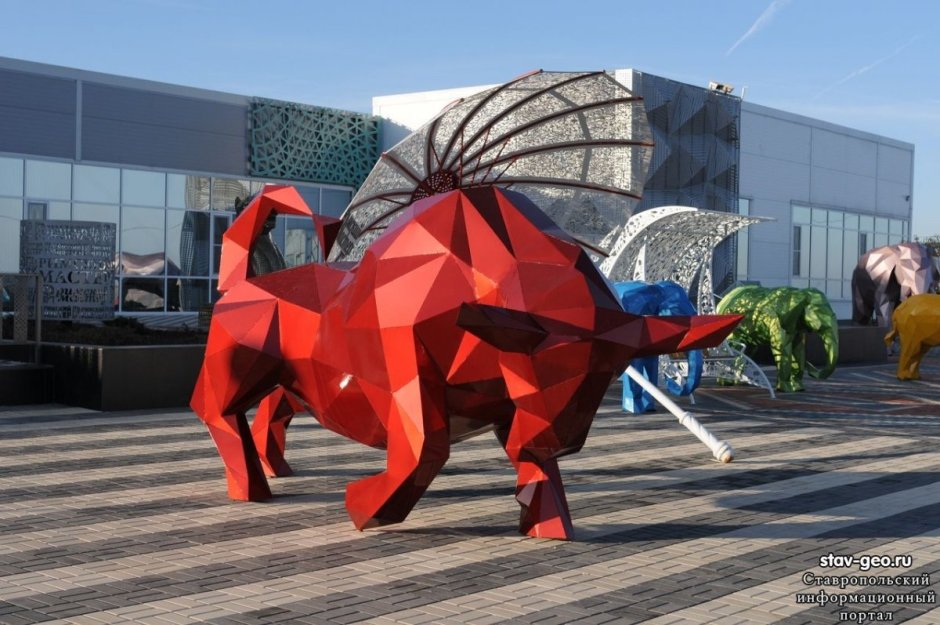 Полигональная скульптура бык