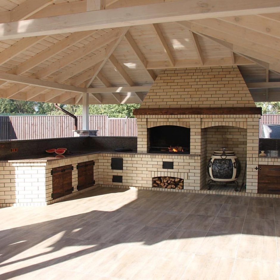 Кирпичная беседка с барбекю