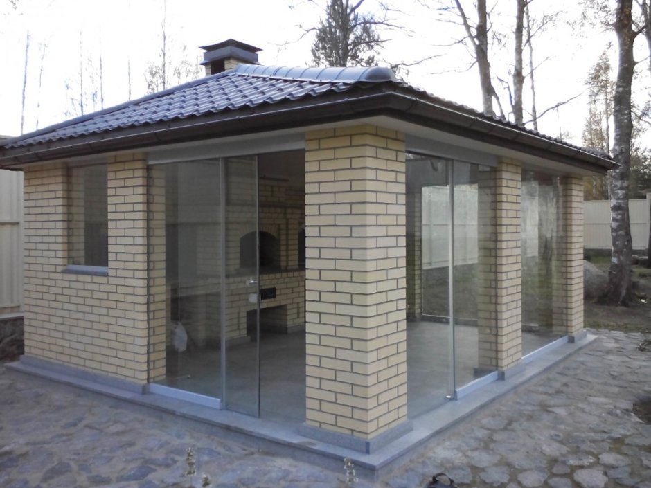 Беседка с четырехскатной крышей и мангалом