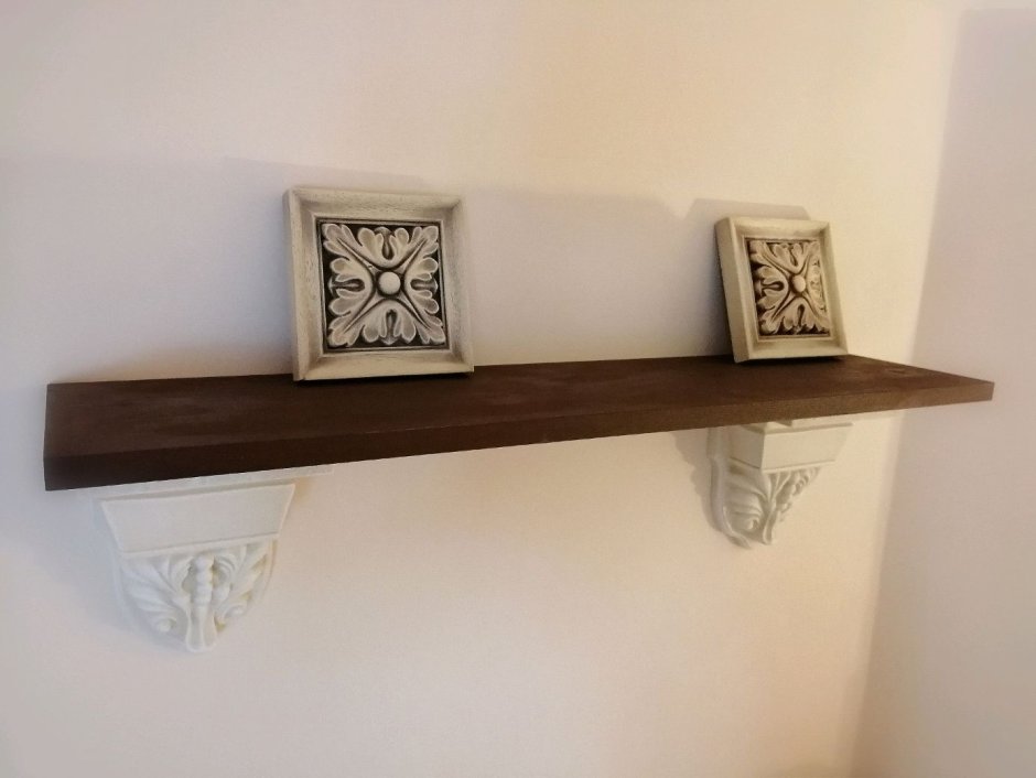 Полка деревянная с металлическими кронштейнами