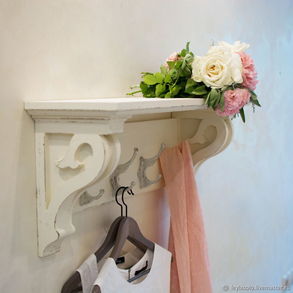 Полка на деревянных кронштейнах