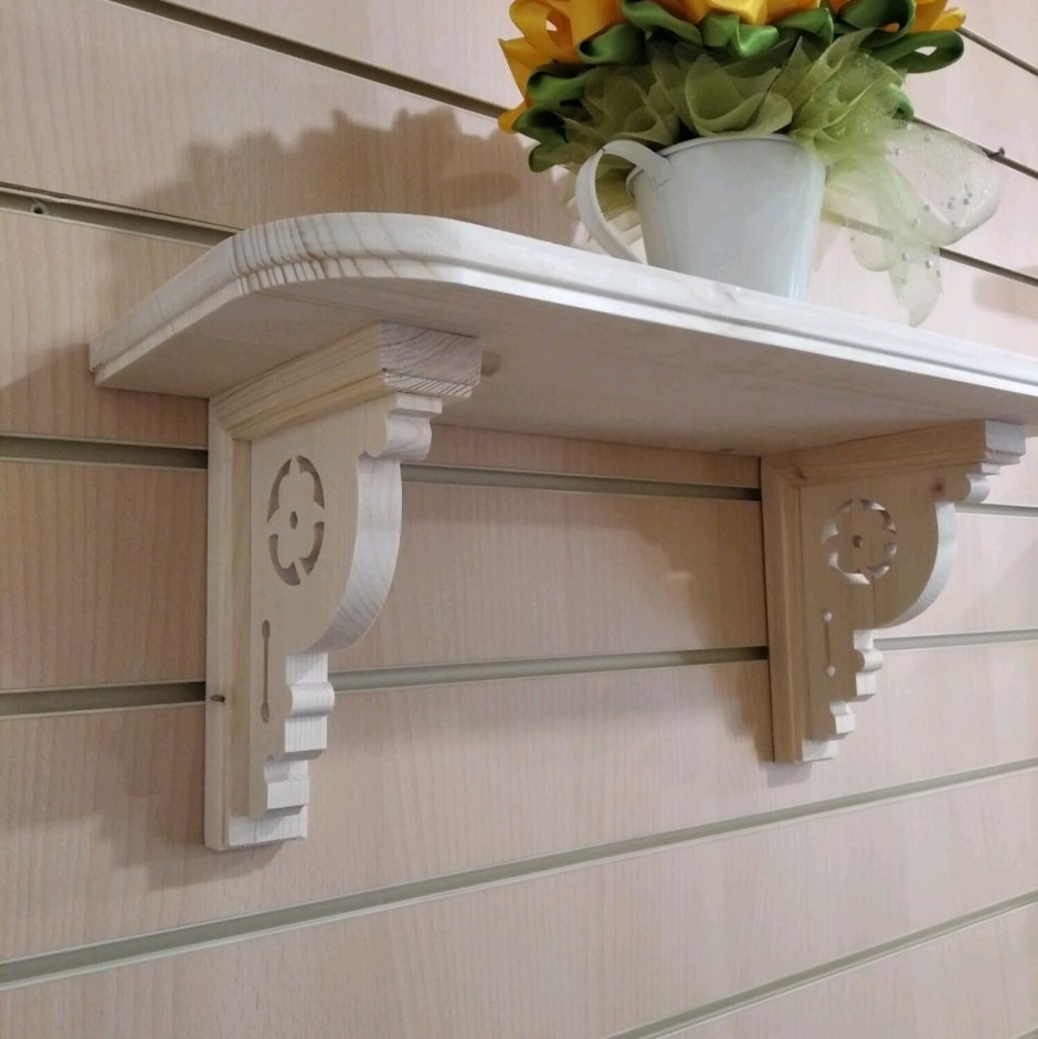 Деревянные полки на кронштейнах на кухне