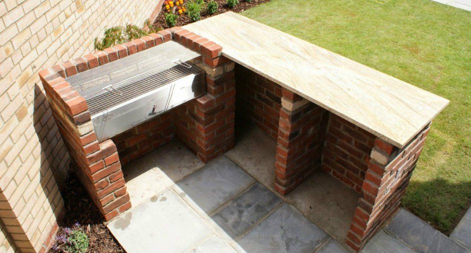 Мангал из кирпича со столешницей