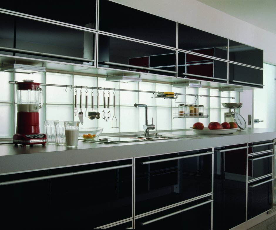 Кухня со стеклянными фасадами