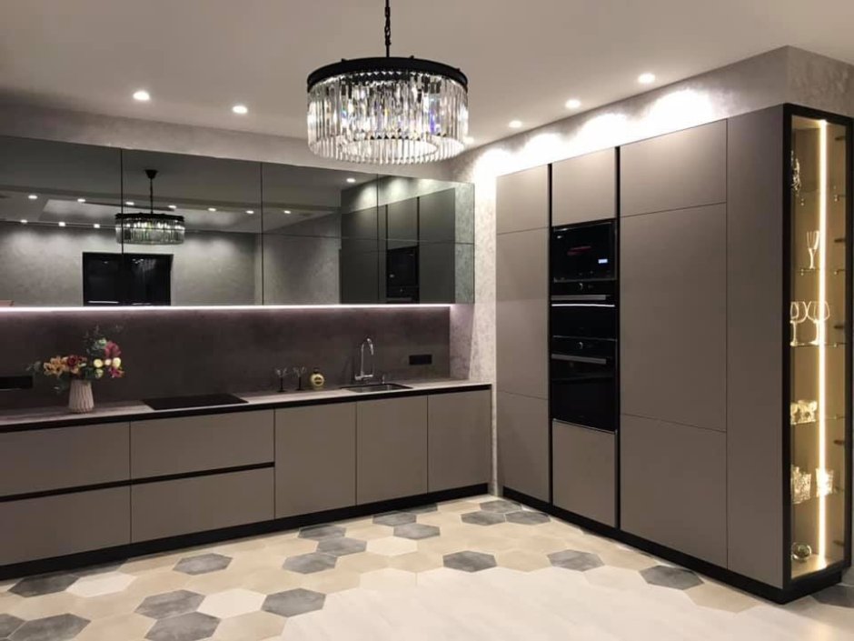 Кухня с зеркальными фасадами