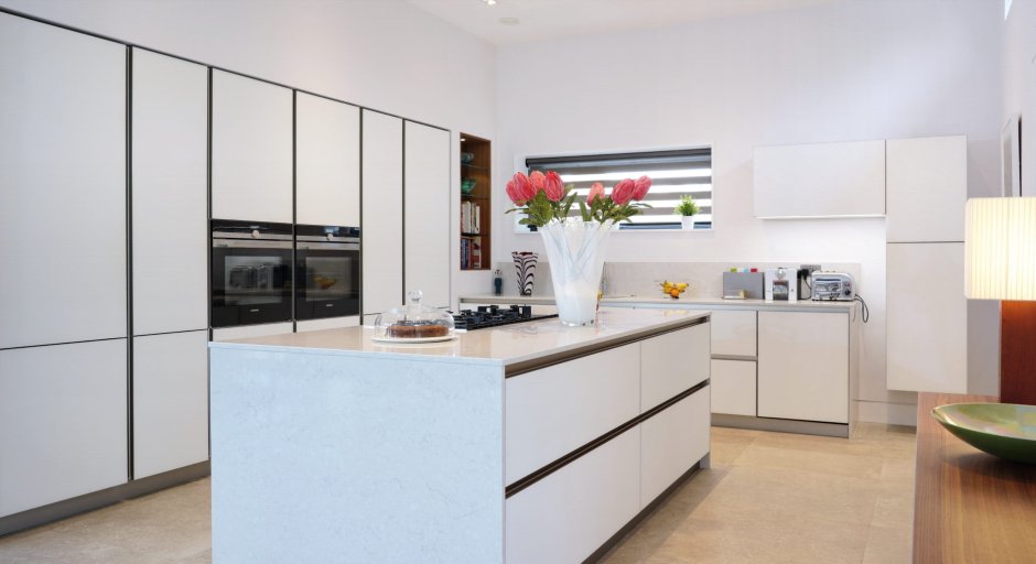 Кухня с фасадами из матового стекла