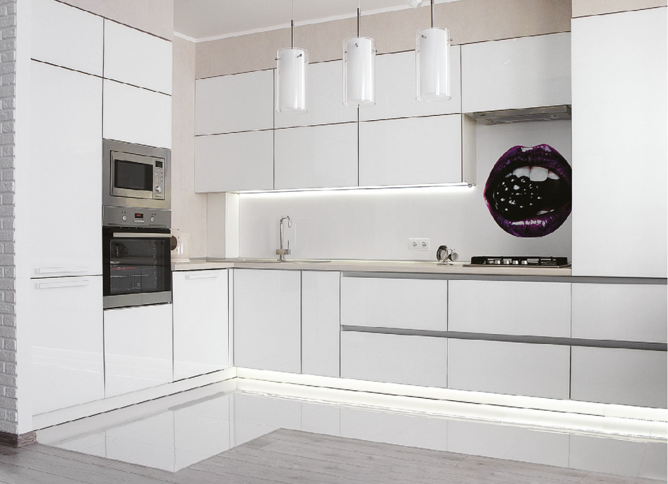 Белая кухня с белой ручкой gola